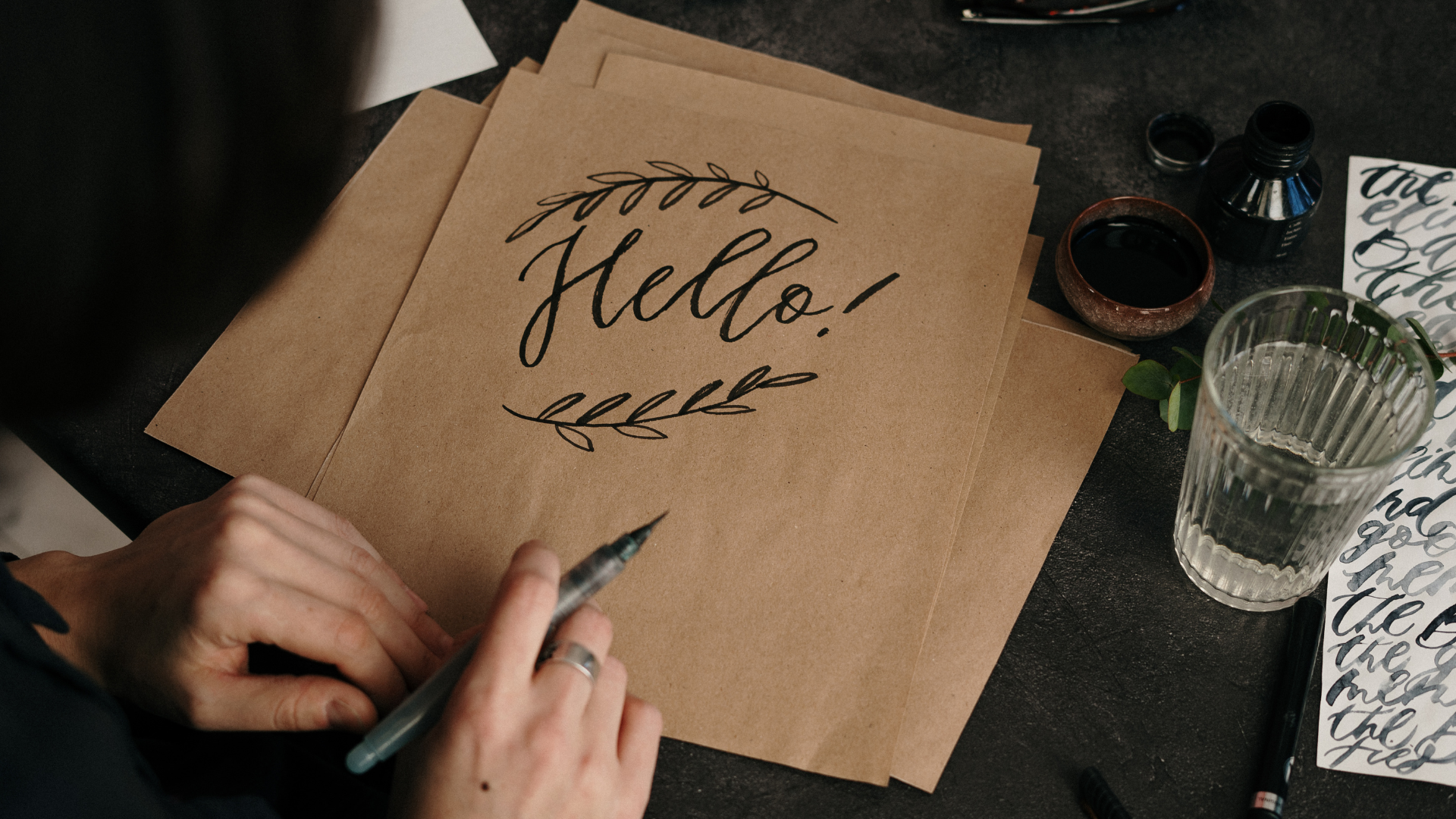 Texte "Hello" écrit en calligraphie avec une police d’écriture manuscrite