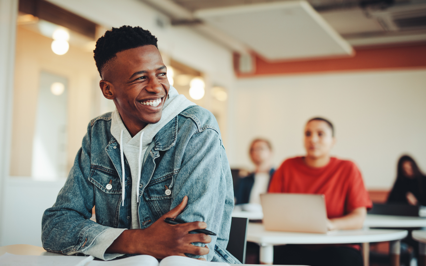 Jeune étudiant assis en classe