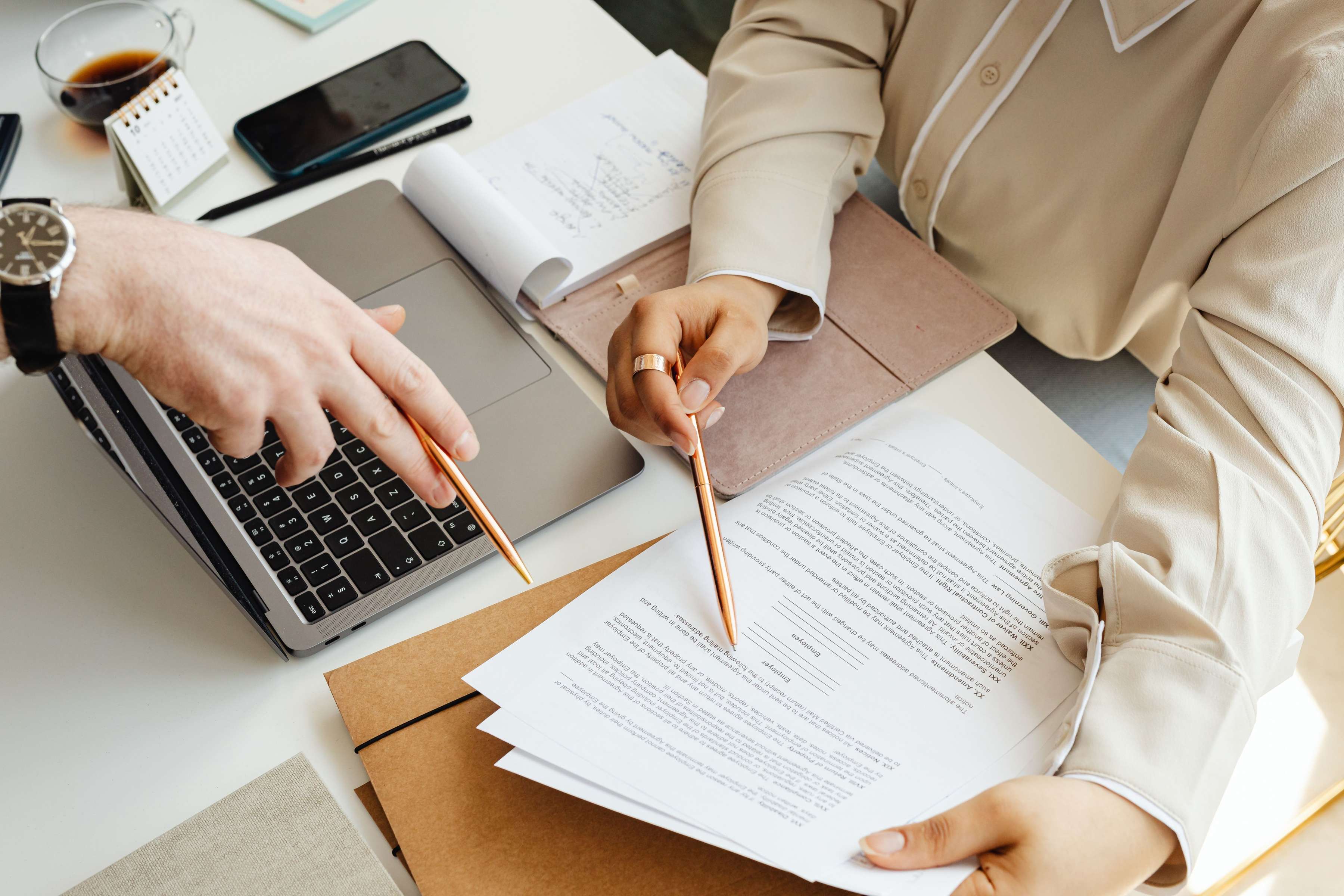 struktur review jurnal di Canva Docs