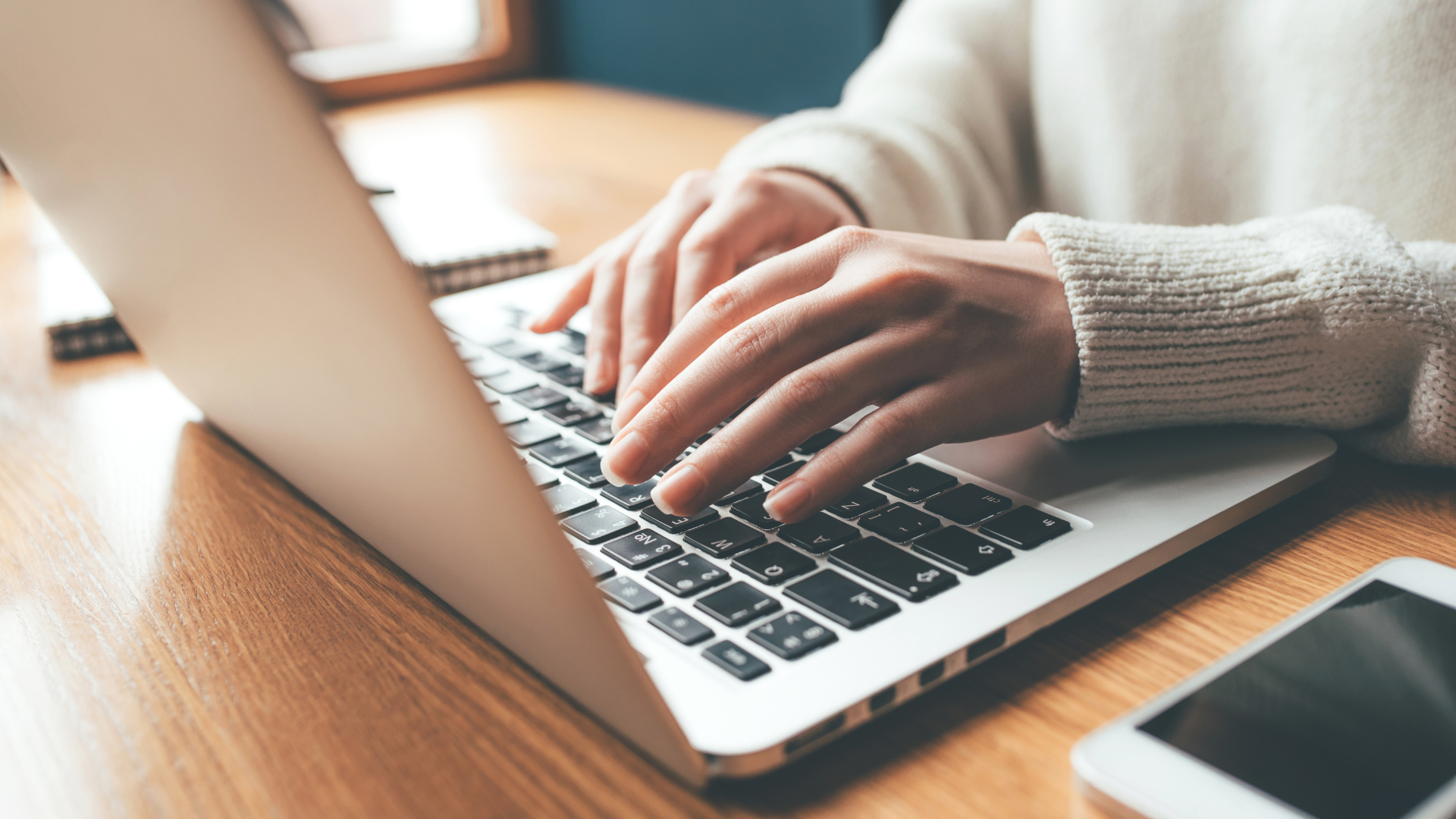 Personne en train de taper un mail à l’ordinateur