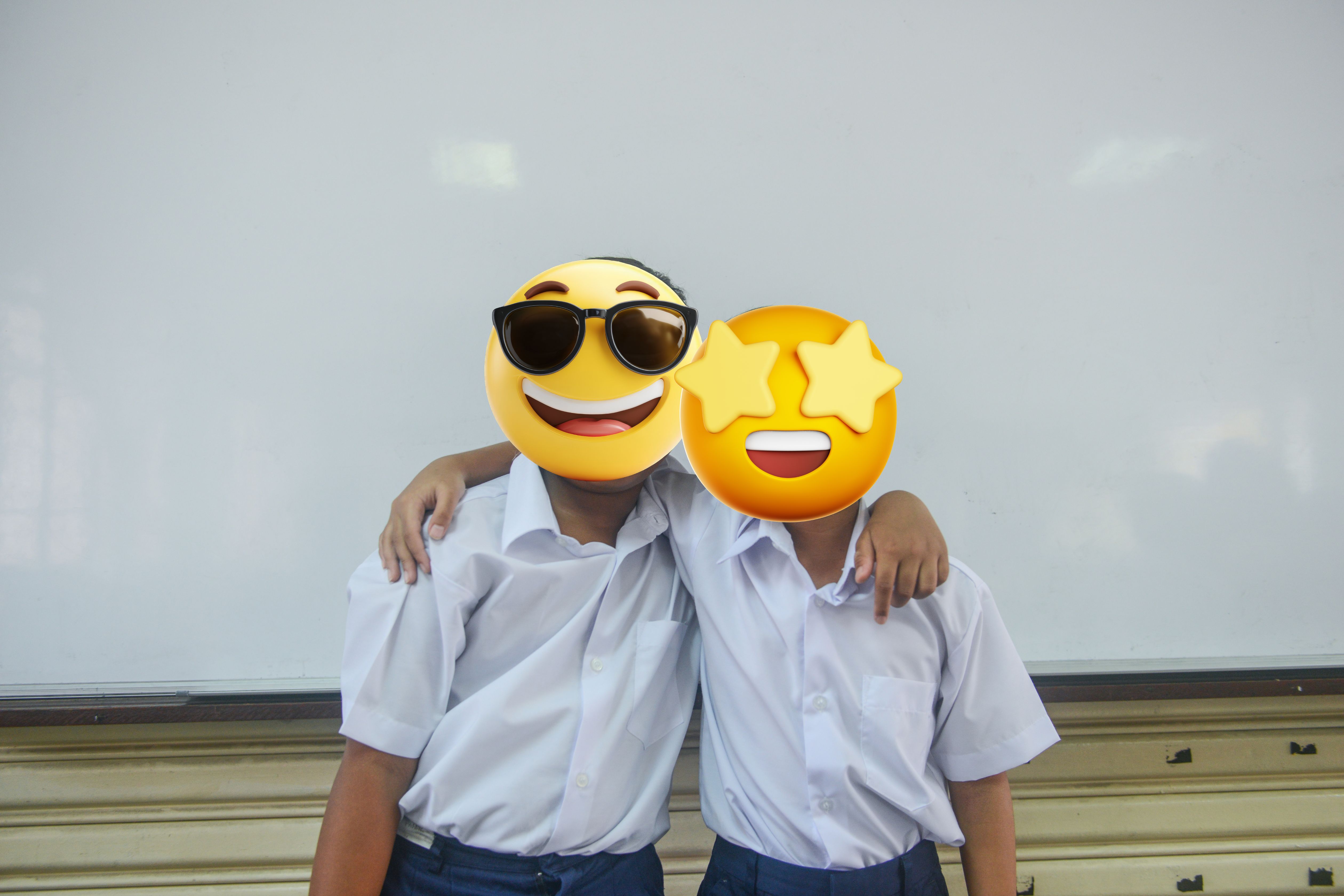 Wajah ditutup stiker hati untuk sensor wajah estetik di Canva Wajah ditutup stiker hati untuk sensor wajah estetik di Canva