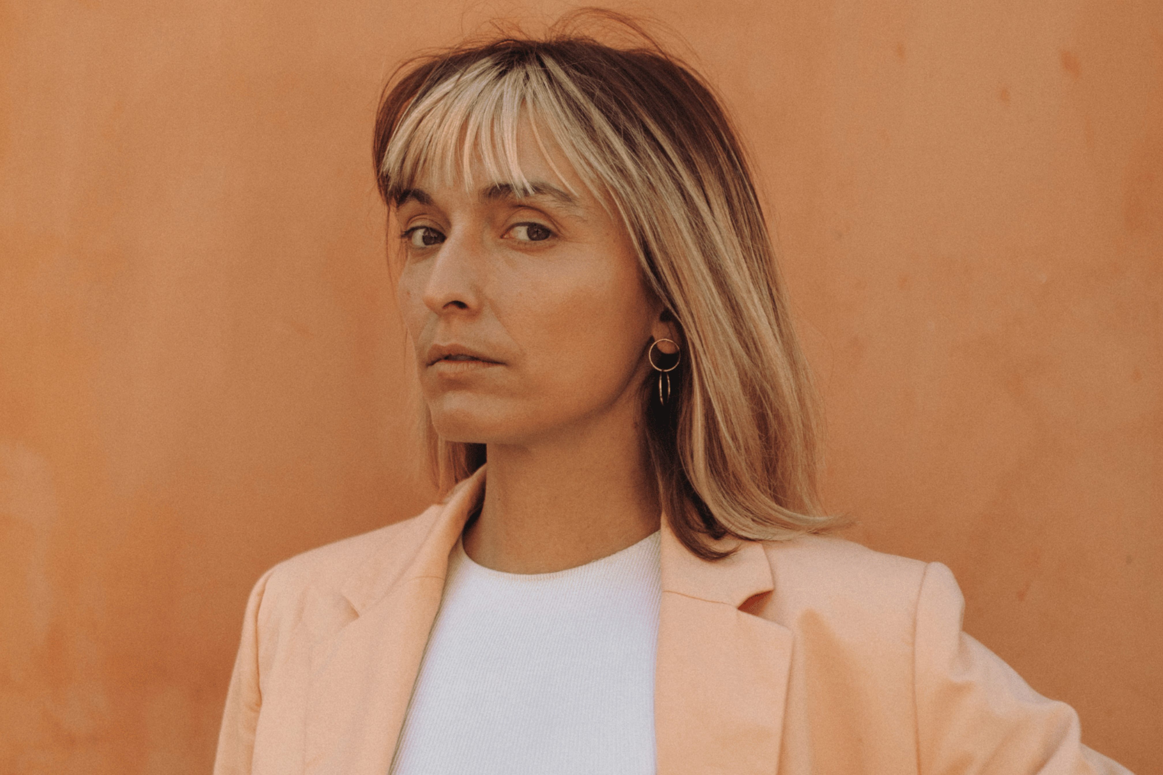 Portrait net d’une femme aux cheveux blonds, après dépixelisation Portrait net d’une femme aux cheveux blonds, après dépixelisation