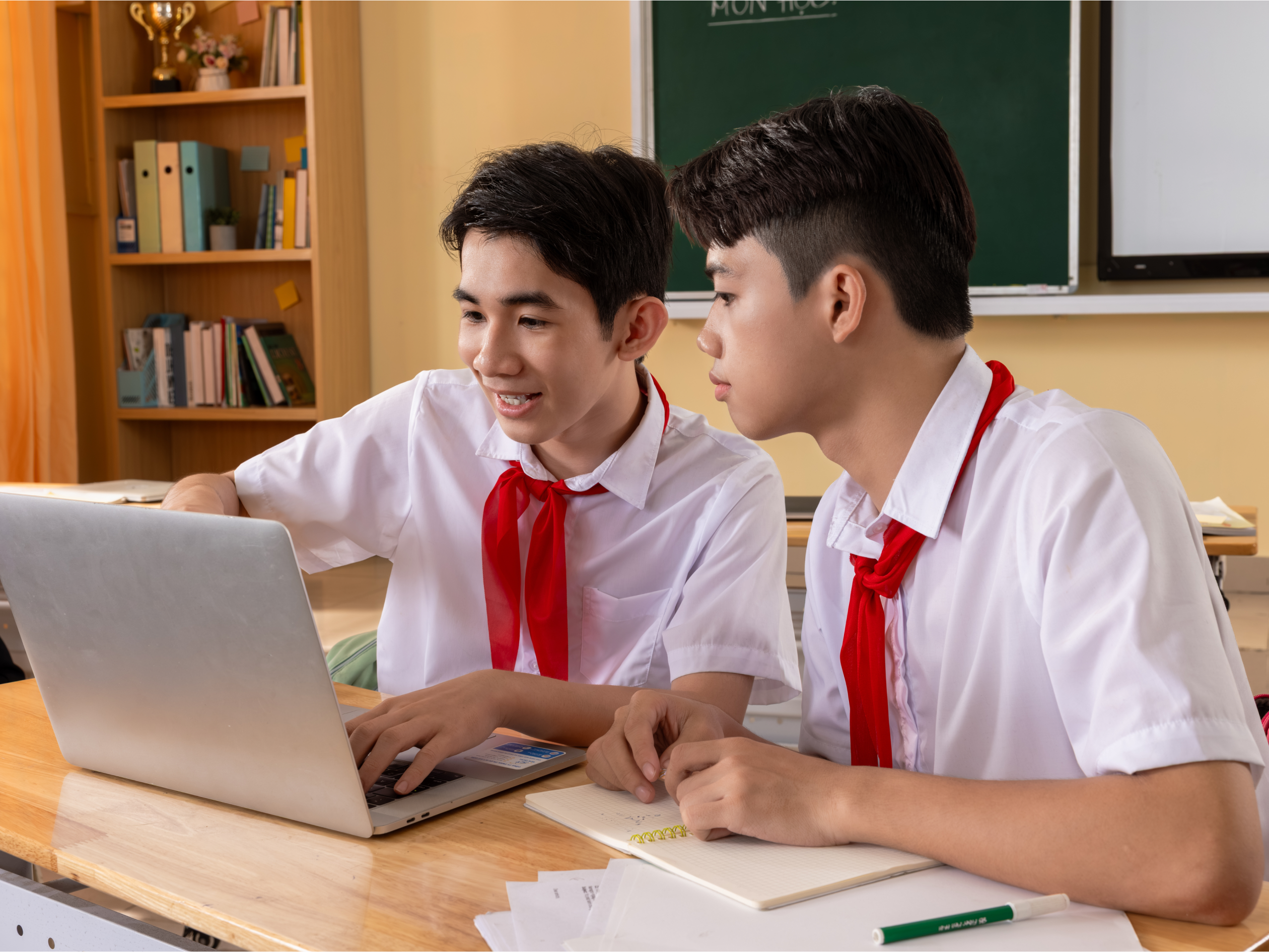 Bốn học sinh đứng trước bảng vẽ c&ocirc;ng thức khoa học