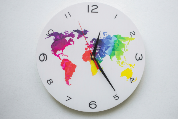 Jam dinding custom unik Canva