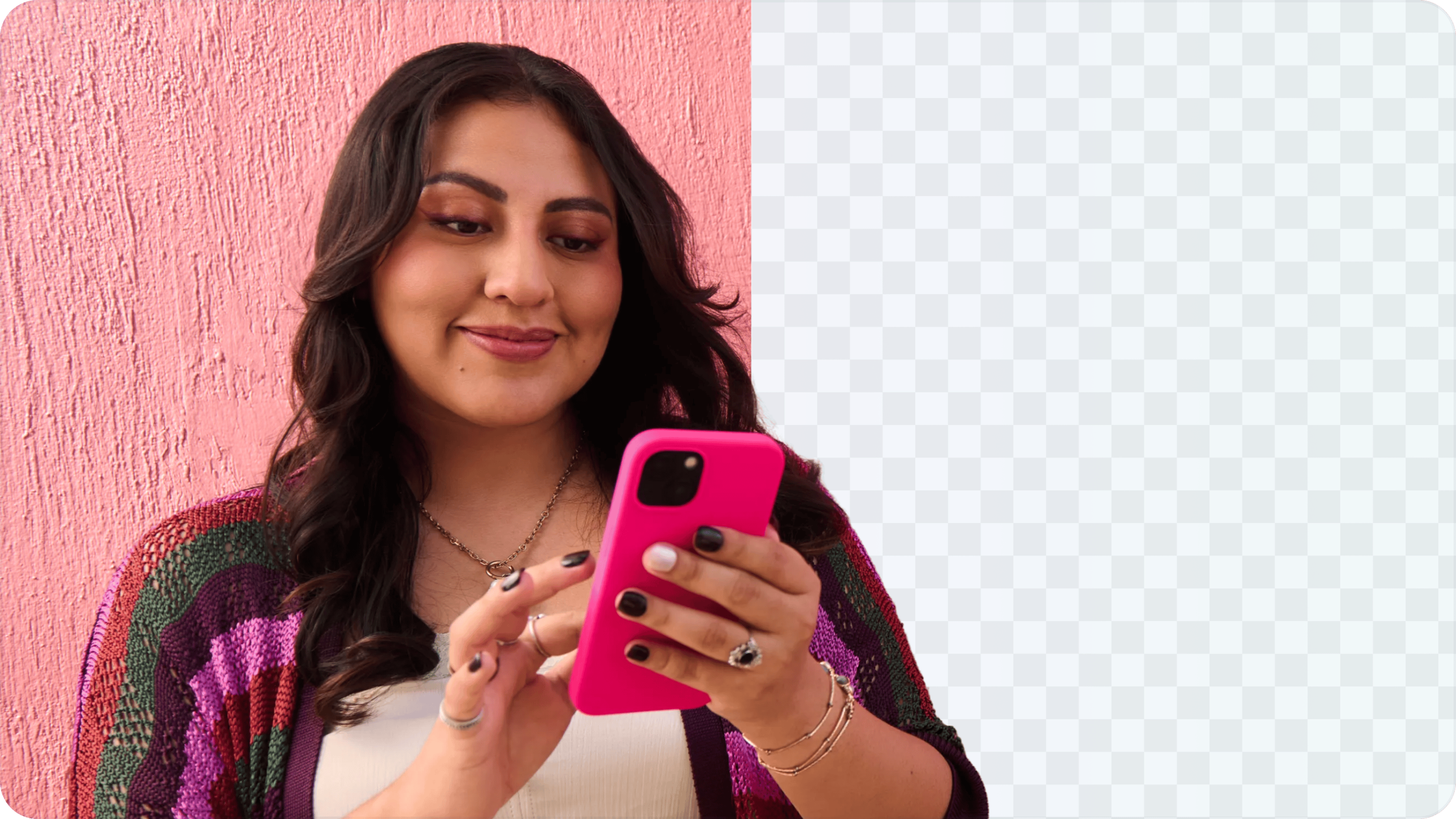 Imagen de una mujer con teléfono en tonos rosas y con la mitad del fondo transparente