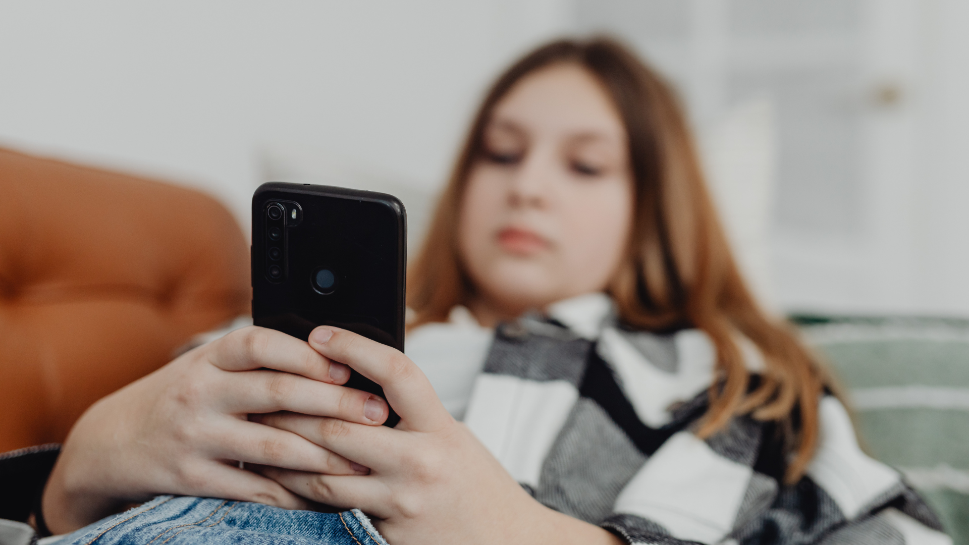Jeune femme regardant son téléphone