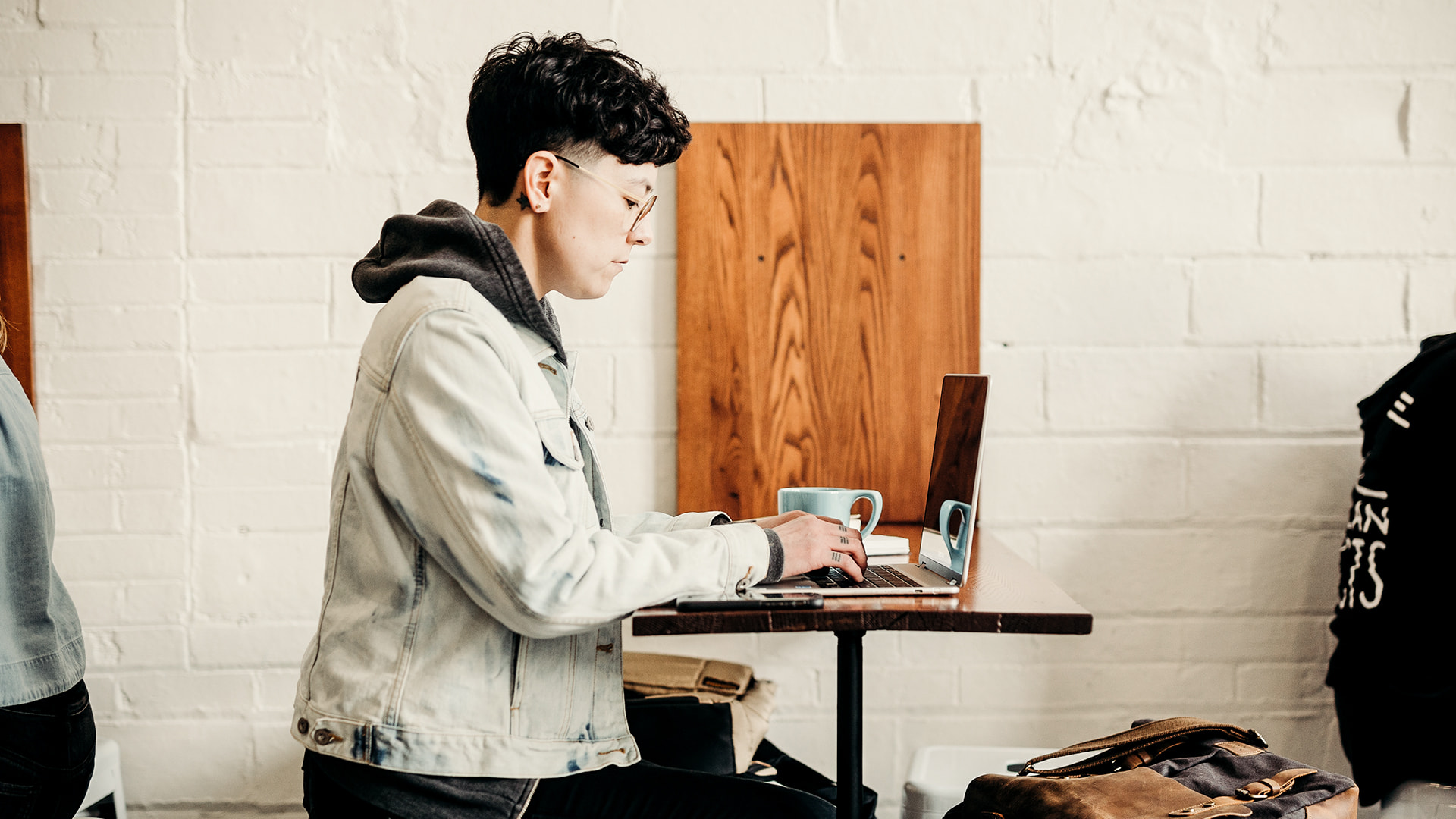 Femme en train de travailler sur son laptop