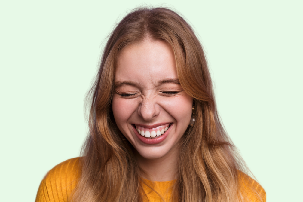 Exemple d’avant-après sur une photo de femme souriante sur fond vert Exemple d’avant-après sur une photo de femme souriante sur fond vert