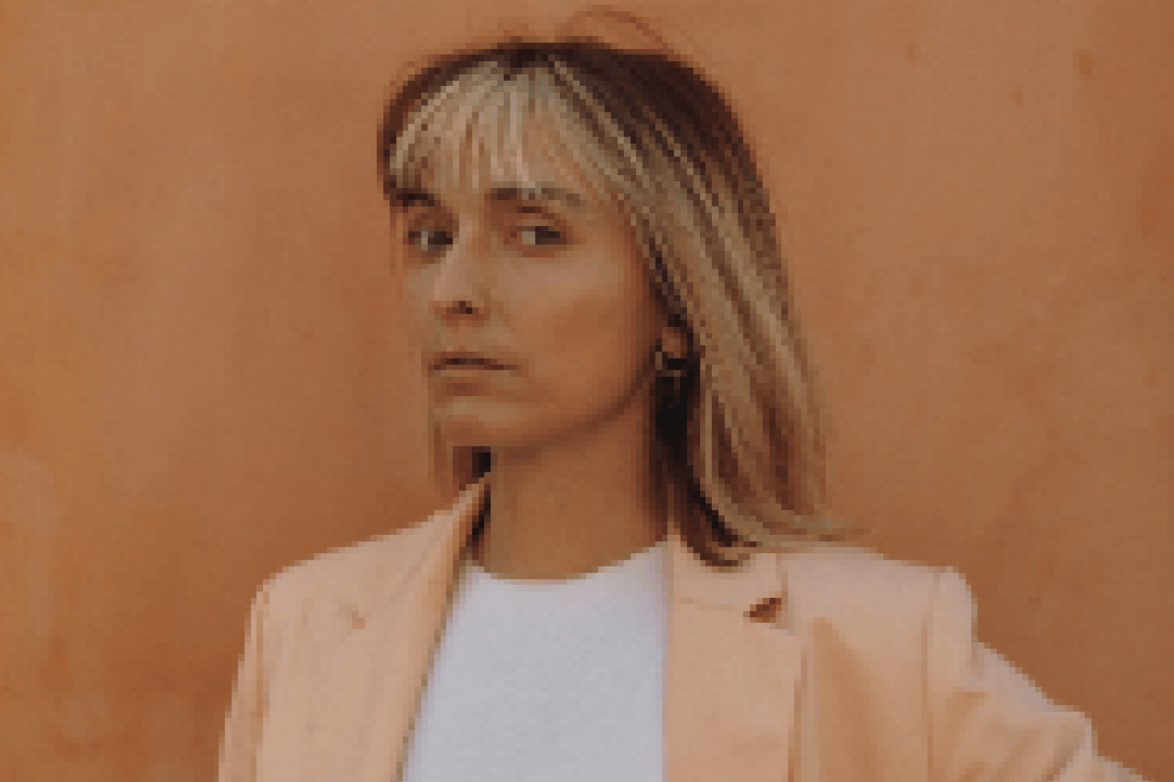 Portrait pixelisé d’une femme aux cheveux blonds, avant dépixelisation Portrait pixelisé d’une femme aux cheveux blonds, avant dépixelisation