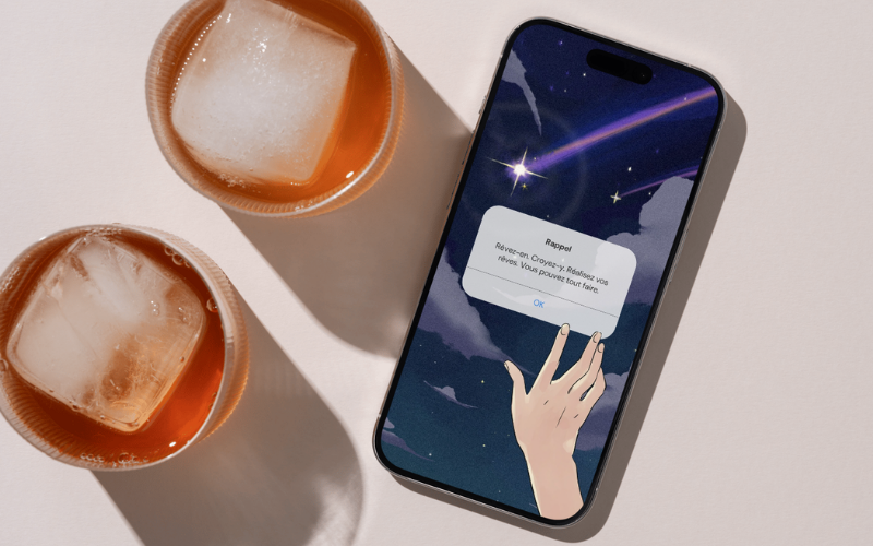 Téléphone posé sur une table avec un fond d'écran original
