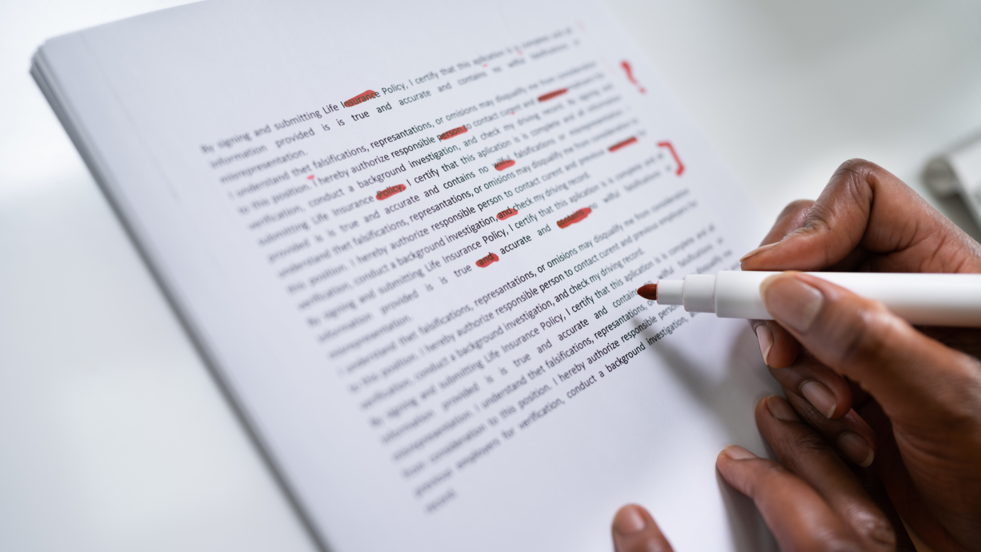 Canva,correcteurs d’orthographe,gratuits en ligne, feuille papier, main, stylo rouge, corrections texte