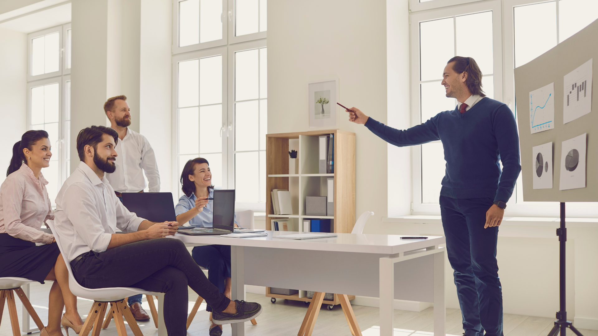 Jeune homme faisant un pitch de présentation, dans un cadre professionnel