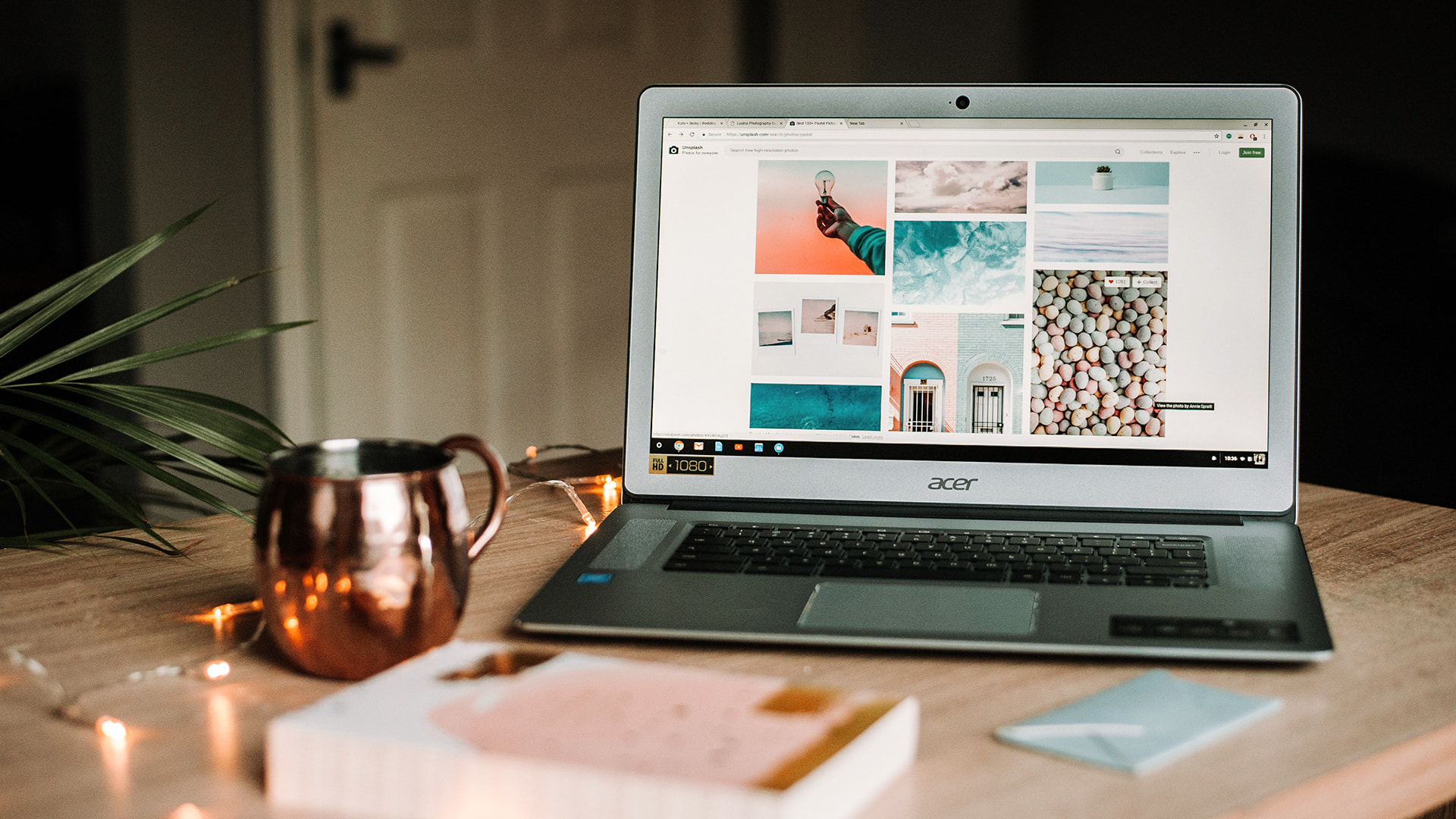 Ordinateur portable ouvert sur un bureau avec un blog