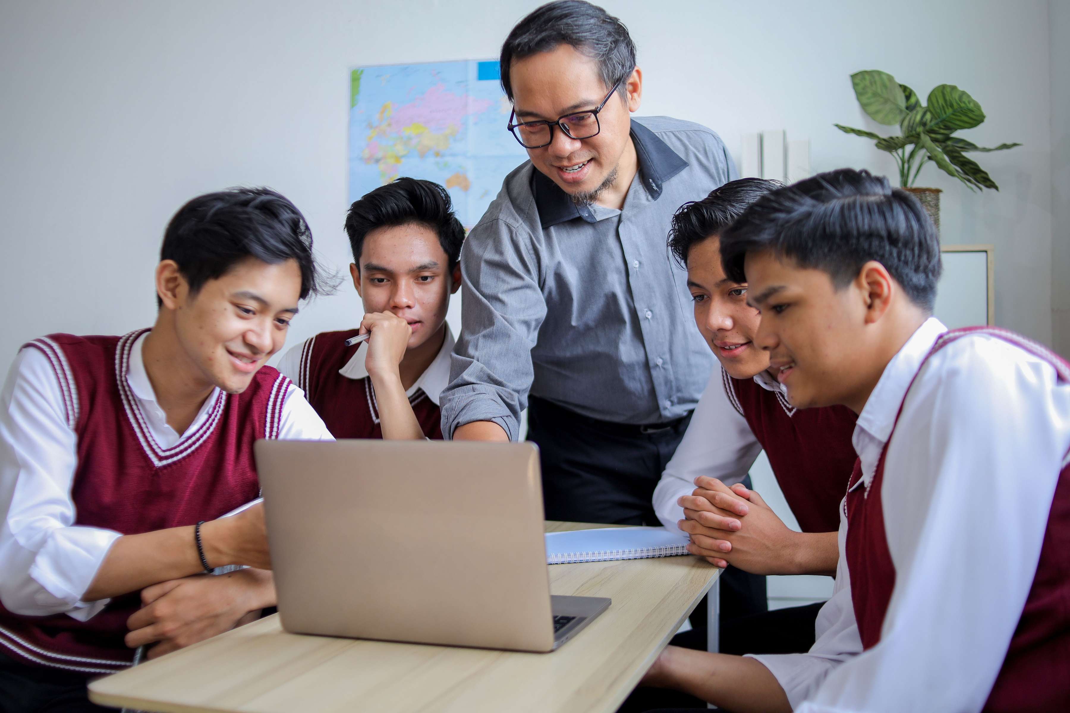 kolaborasi dokumen review jurnal di Canva
