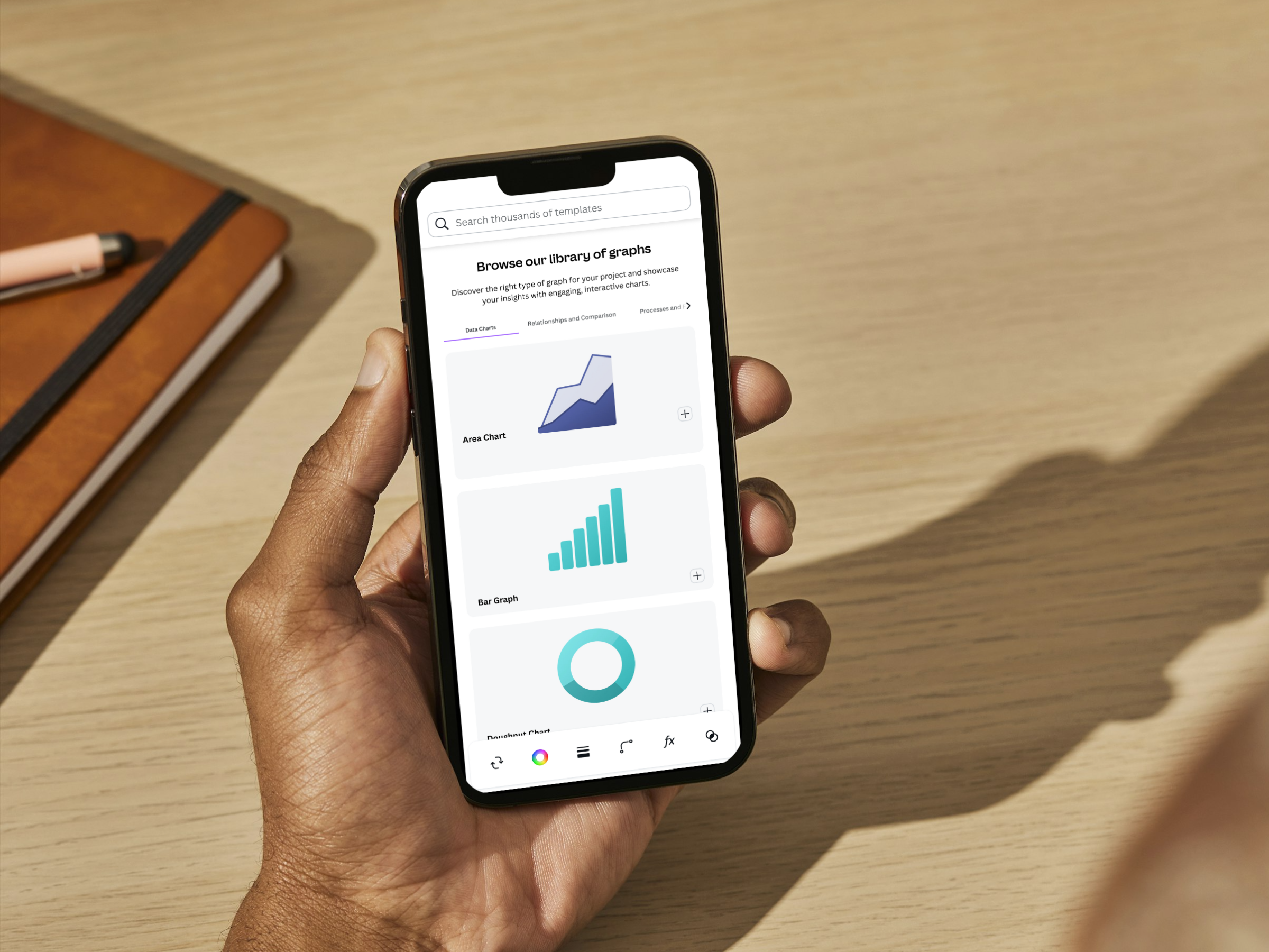 Smartphone dans une main avec des graphiques sur l’écran