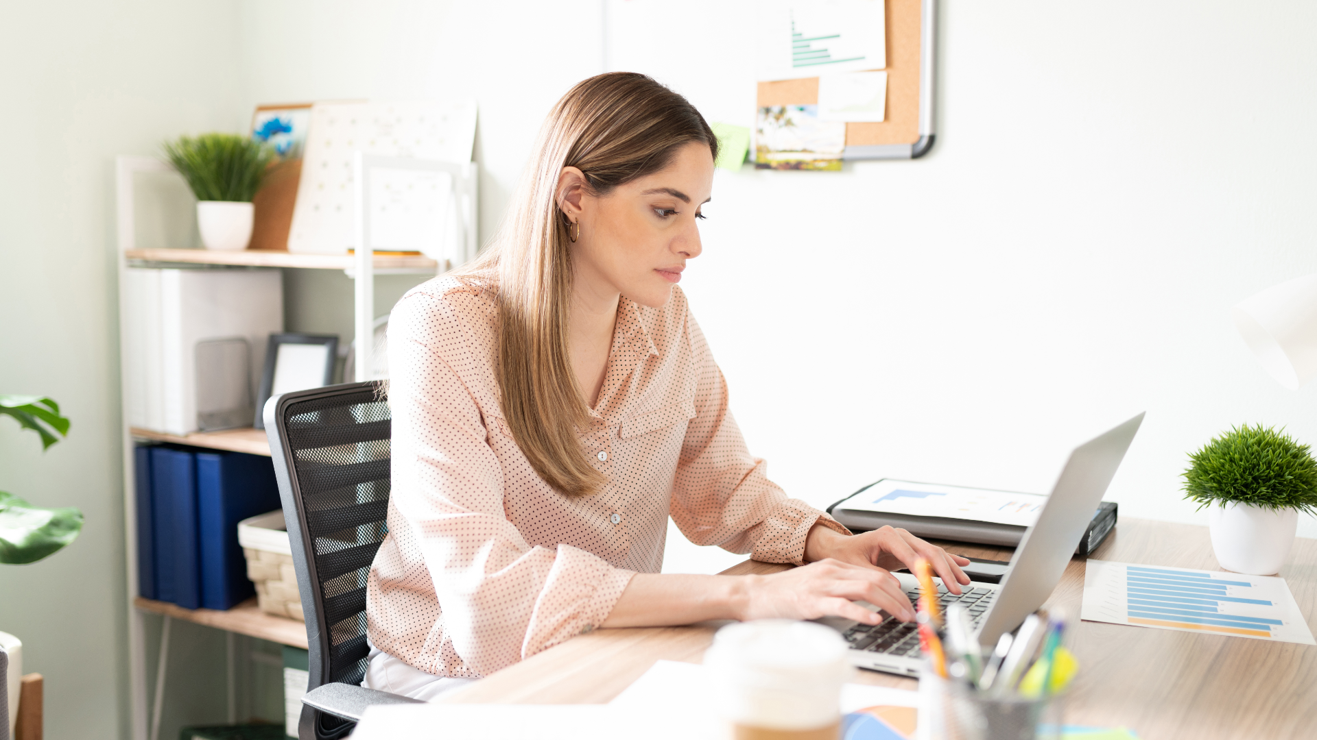 Femme écrivant un e-mail sur son ordinateur portable