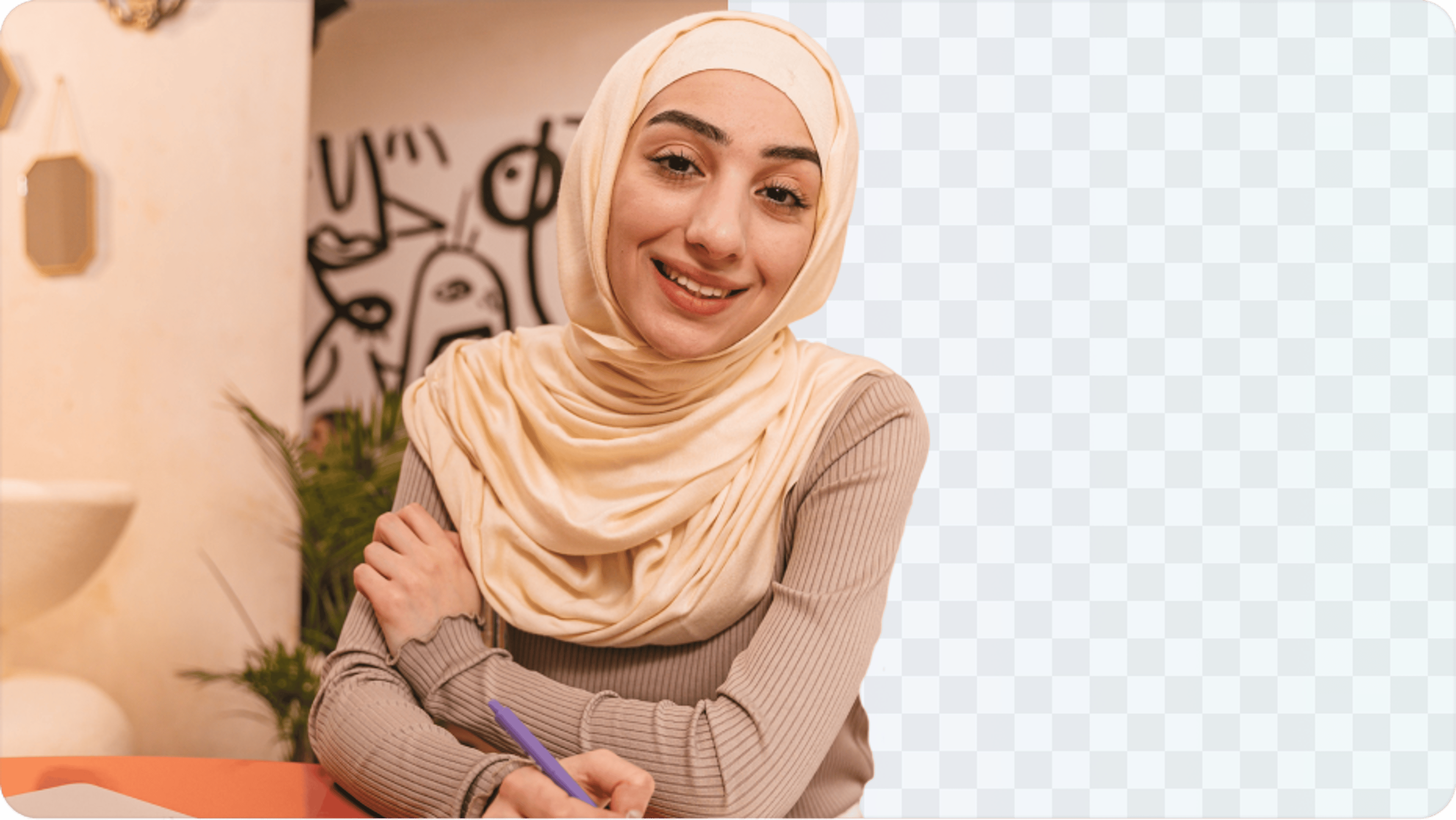 صورة امرأة قبل إزالة الخلفية وبعدها