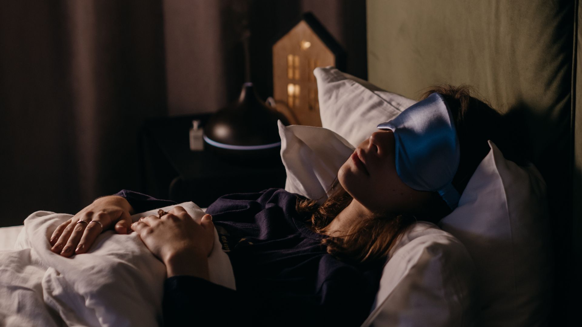 Femme endormie en train de passer une bonne nuit dans son lit