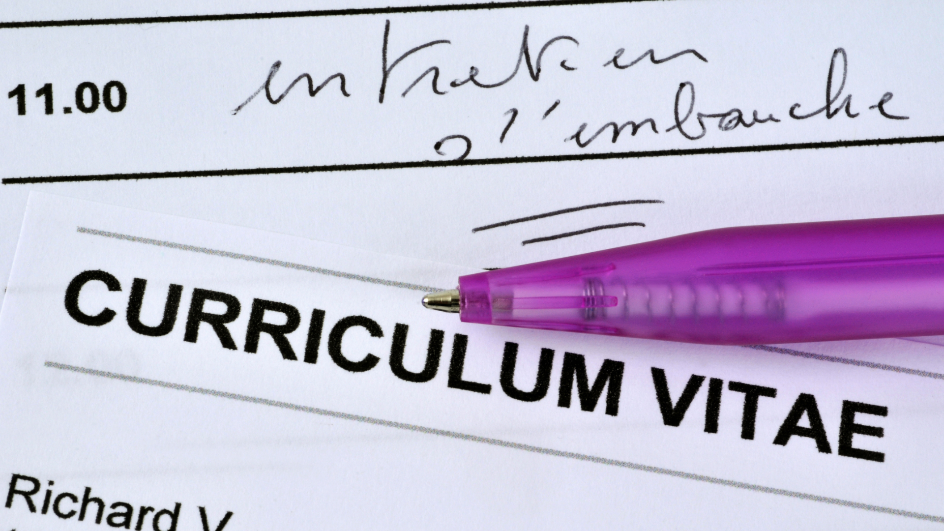 Canva,police,caractère,CV,papier,entretien,embauche,stylo violet