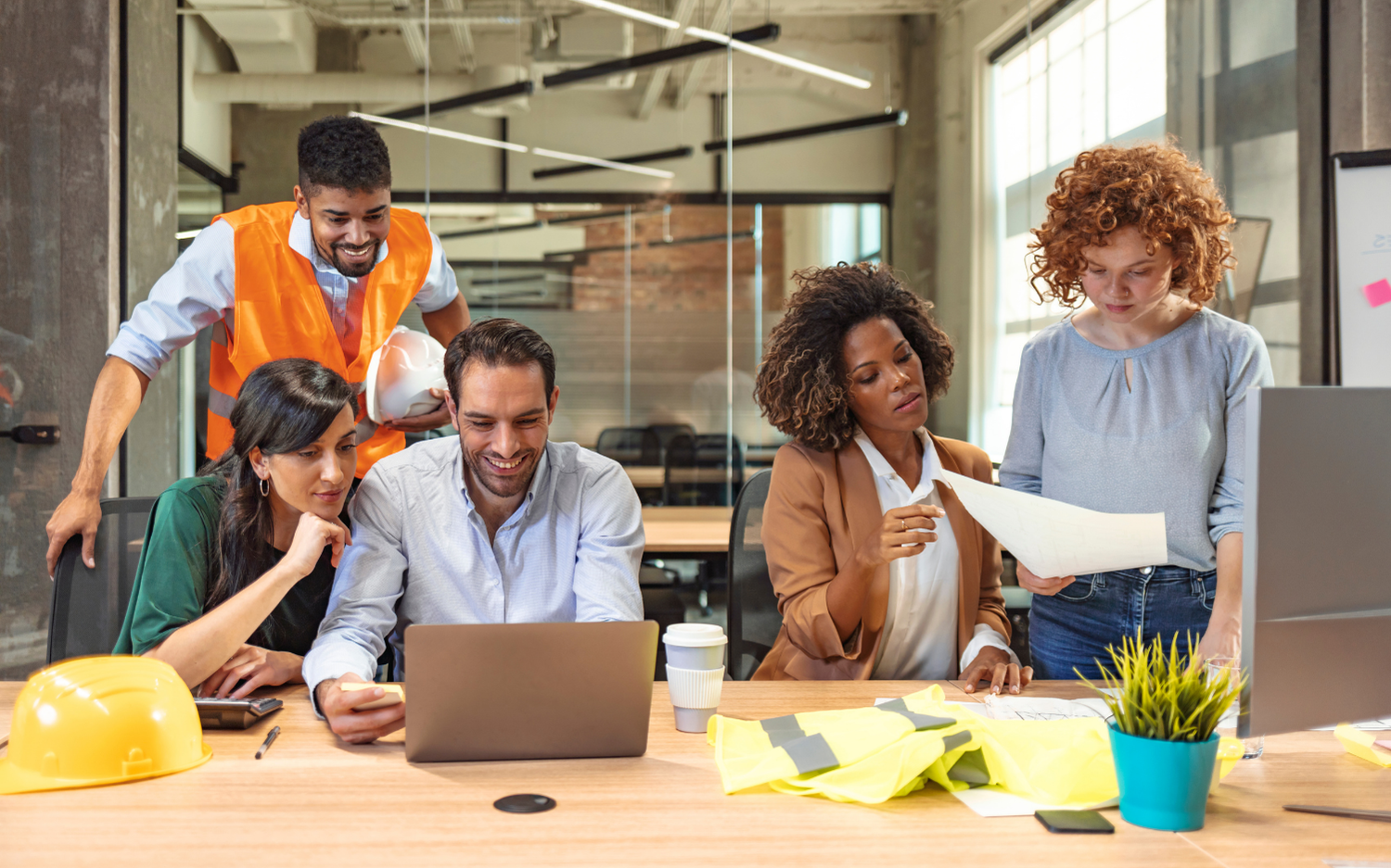 Groupe de jeunes actifs en train de travailler ensemble