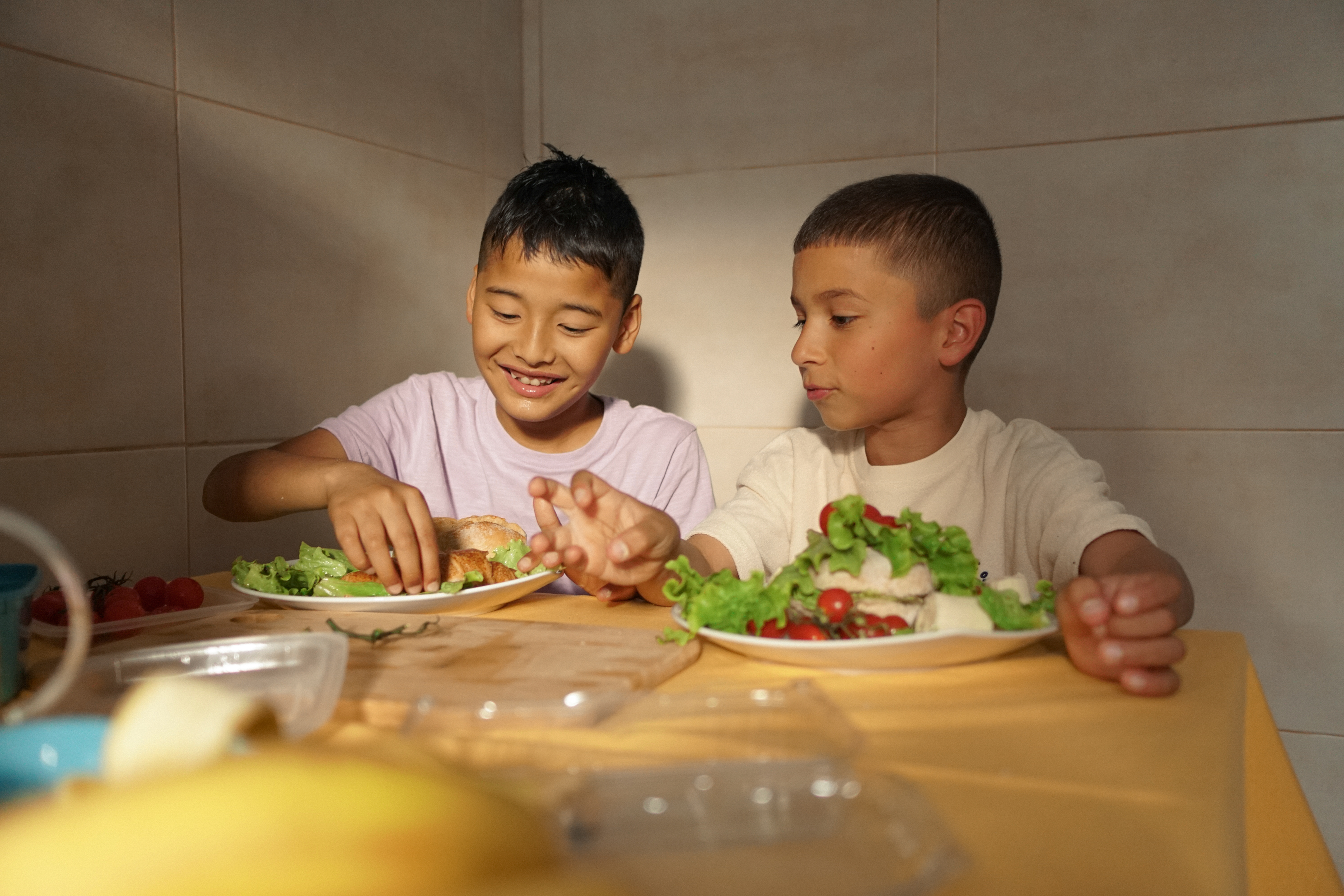 Image d'enfants nette grâce au image upscaler de Canva